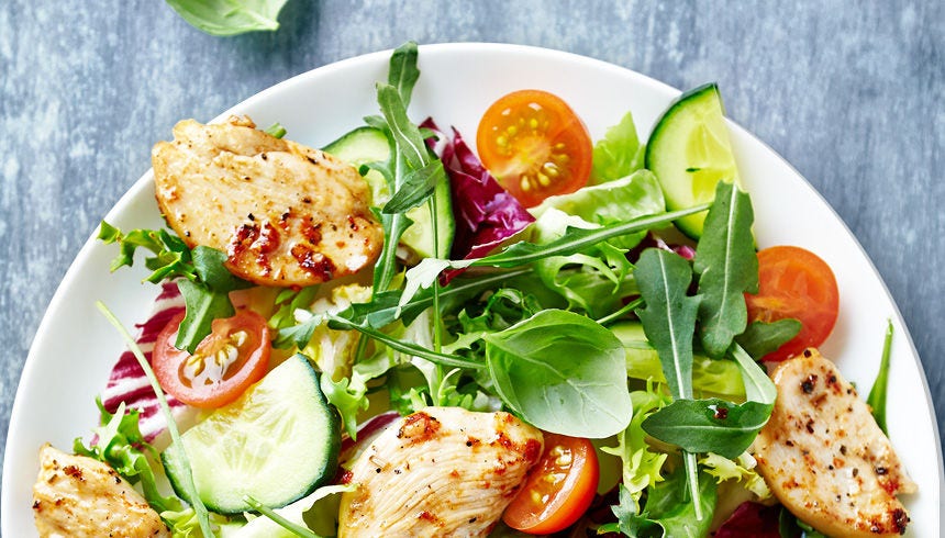 Frisse salade met kipfilet – snel te bereiden en heerlijk