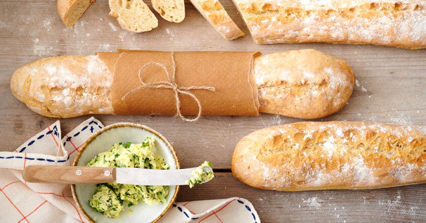 Zelf stokbrood maken: eenvoudig recept voor knapperig brood
