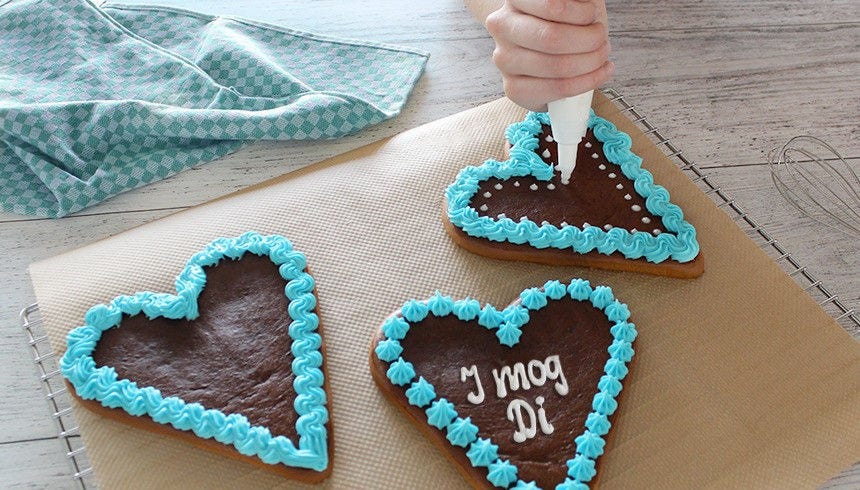 Peperkoekharten versieren met spuitzakken van bakpapier