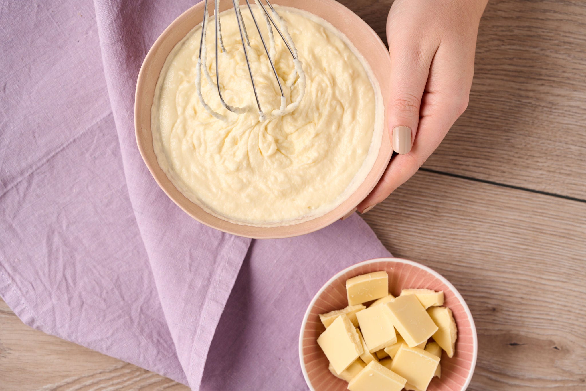 Fruitig dessert in een glas met aardbeien en kokosmelk