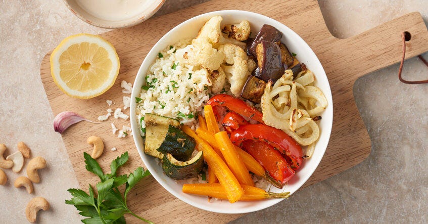 Bowl met ovengroente en bloemkoolrijst – kleurrijk, gezond en superlekker