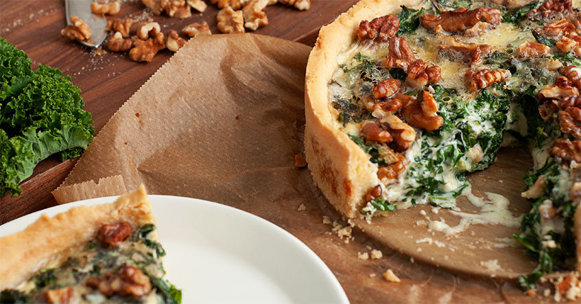 Hartige boerenkoolquiche met blauwe kaas en walnoten