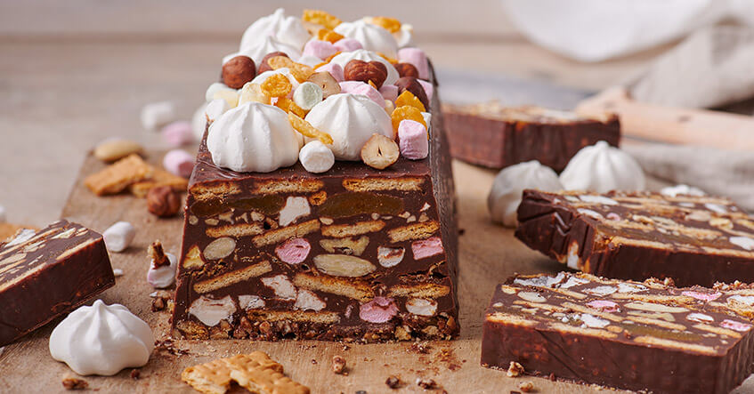 Recept voor Duitse arretjescake (Kalter Hund) – nostalgisch genot van chocolade en koekjes, helemaal zonder te bakken!