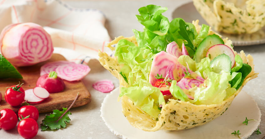 Krokante mandjes van Parmezaanse kaas met frisse lentesalade – heerlijke eetbare bakjes
