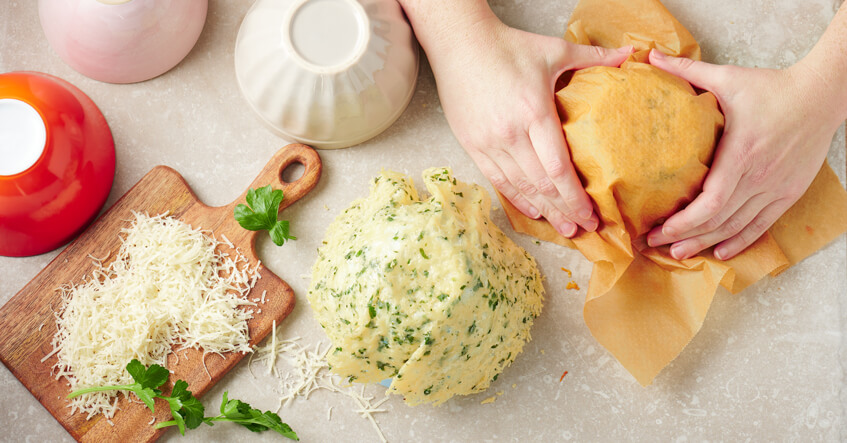 Krokante mandjes van Parmezaanse kaas met frisse lentesalade – heerlijke eetbare bakjes