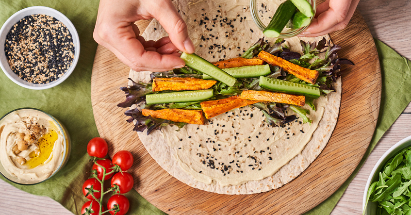 Zomerse wraps met prosciutto of vegan met zoete aardappel & hummus