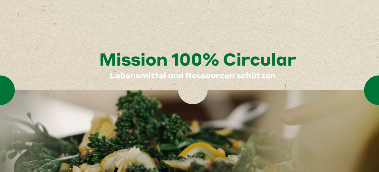 Grafik mit dem Text „Mission 100% Circular – Lebensmittel und Ressourcen schützen“. Im unteren Bereich ist unscharf ein Teller mit Gemüse zu sehen