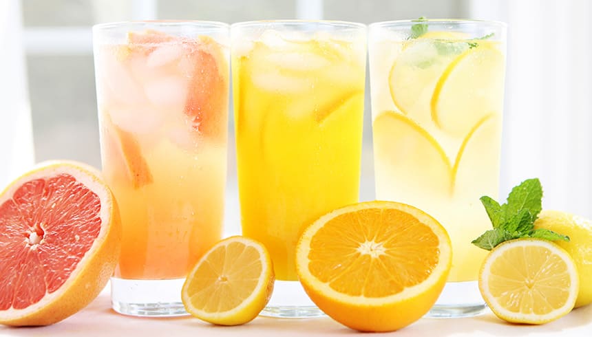 Fruitige limonade met verse ijsblokjes