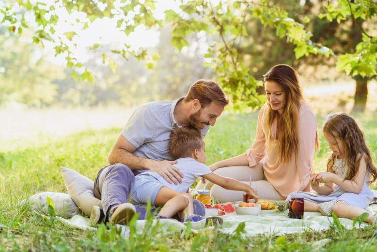 Gelukkig gezin tijdens picknick in het park